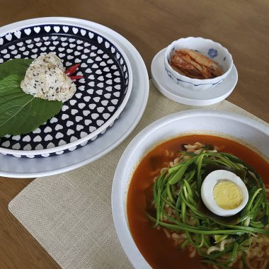 Bir kase kızarmış yumurta, tavuk ve sebzeli pilav.