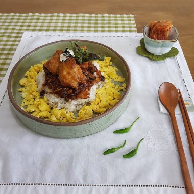 Pirinç ve sebzeli kızarmış tavuk.