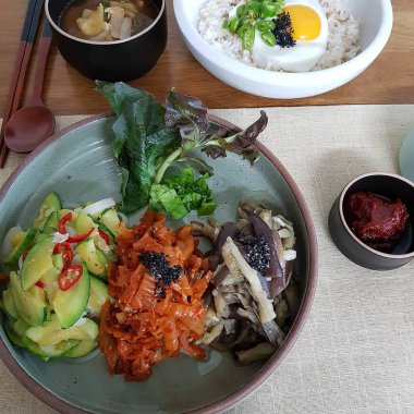 Sebzeli geleneksel Kore pirinci