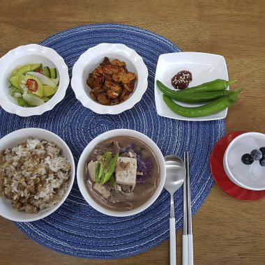 Beyaz masada sebzeli ve soya soslu Asya yemeği ve pilavı.