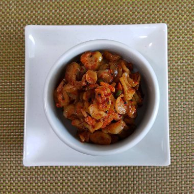 Tayland yemeği, karides ve sebzeli pilav.