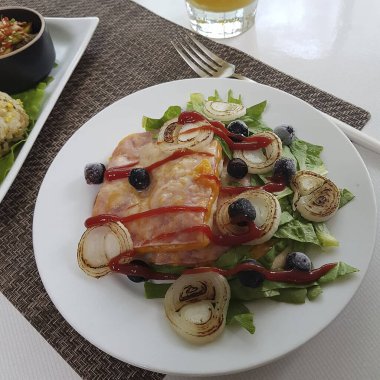 Tavuk ve sebzeli salata.