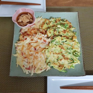 Soslu ve sebzeli kızarmış pirinç.