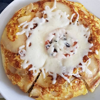 Peynirli ve ballı leziz krepler.