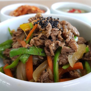 Sebzeli ve otlu biftek güveci.