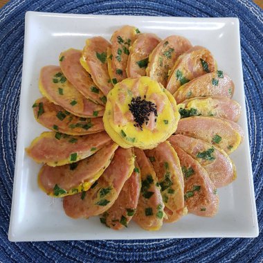 Tabakta soğan ve bitkilerle çok lezzetli kızarmış yumurtalar.