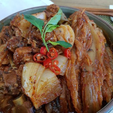 Sarımsak soslu ve baharatlı kızarmış domuz eti.