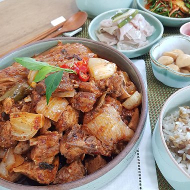 Sebze ve soslu kızarmış tavuk.