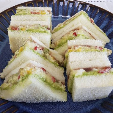 Somon, peynir ve marullu sandviç.