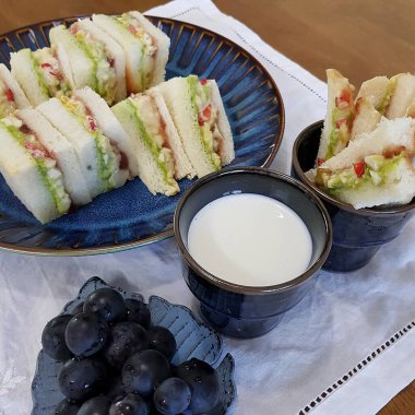 Peynirli ve sebzeli taze salata.