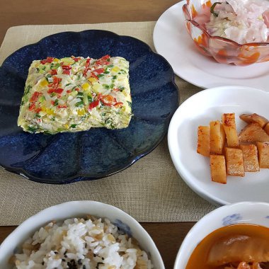 Lezzetli Asya yemeklerinin yakın görüntüsü