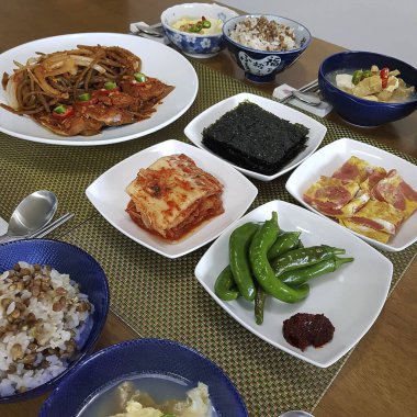 Lezzetli Asya yemeklerinin yakın görüntüsü