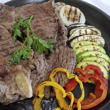 Sebze ve otlar ile ızgara sığır eti