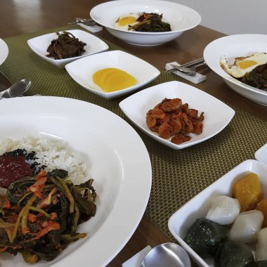 Kore yemeği, sebzeli kızarmış pirinç, yakın plan.