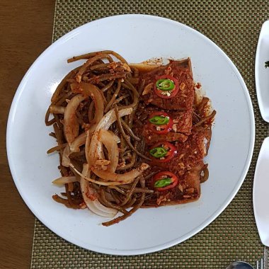 Tavuk ve sebzeli Tayland baharatlı erişte..