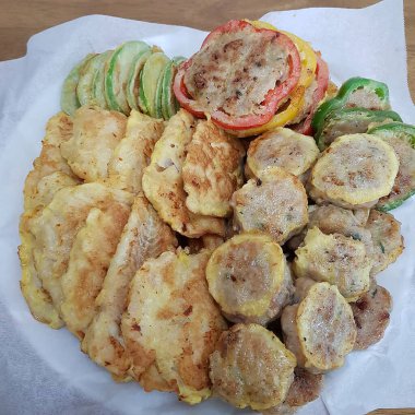 kızarmış balık ve sebze