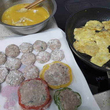 sosis ve sebze ile kızarmış yumurta