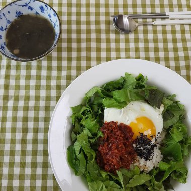 Kızarmış yumurta ve sebzeli Kore yemeği pilavı.