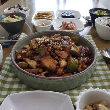 Geleneksel Kore yemekleri, pirinç ve kimçi, Kore yemekleri.