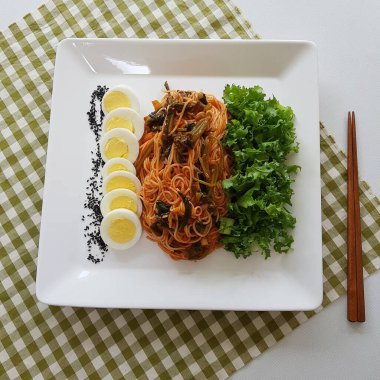 Kızarmış tavuk ve sebzeli spagetti.