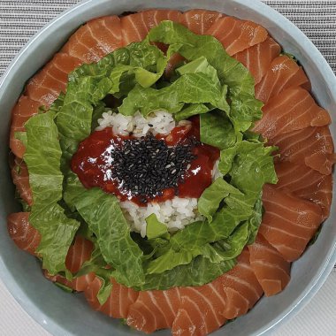 Taze ve lezzetli somon suşisi