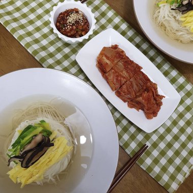 Biftek, kimchi ve kimchi ile Kore yemeği.