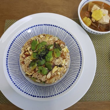 Japon mutfağı. Sebzeli pilav ve domuz