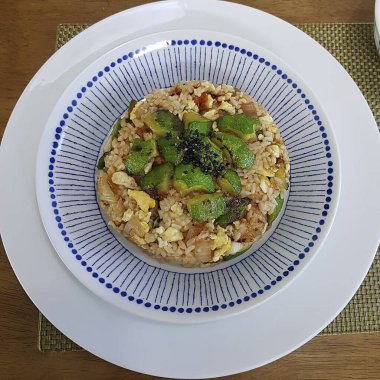 Yakın plan - Gri masa üstünde Asya yemeğinin lezzetli görüntüsü