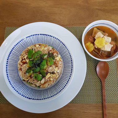 Tofulu pirinç, tofu ve sebzeli tofu ve soya peyniri sosu.