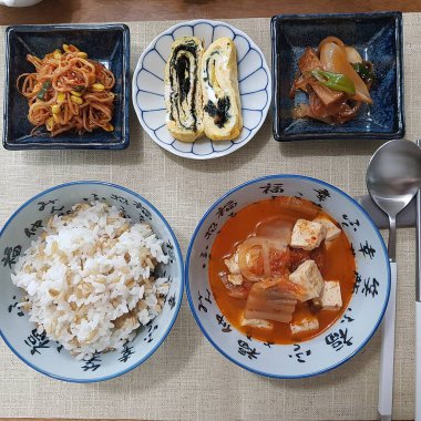 Lezzetli Asya yemeklerinin yakın görüntüsü