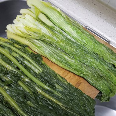 Tahta arka planda taze yeşil sebzeler