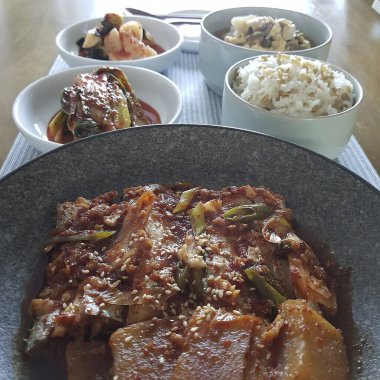 Kore yemeği ve sığır eti kimchi.