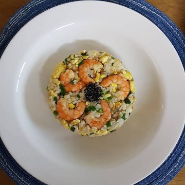 Lezzetli bir yemeğin karides ve sebzeli yakın çekimi.