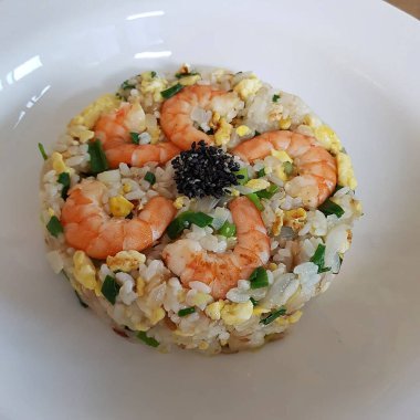 Somon ve yumurtalı erişte.