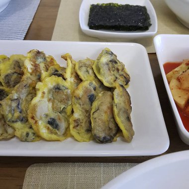 Yumurtalı kızarmış pilav ve sebzeli domuz eti ve tabakta sos. Asya mutfağı