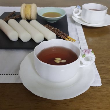 Limonlu çay ve tarçınlı çubuklar beyaz tabakta