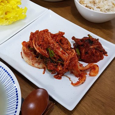 Kore yemeği kızarmış pilav ve kızarmış tavuk.