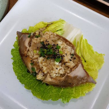 Sarımsaklı ve soslu kızarmış balık.