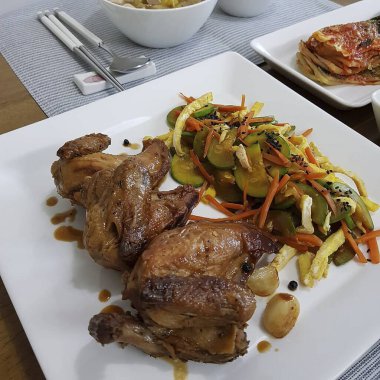 Patates ve sebzeli kızarmış tavuk.