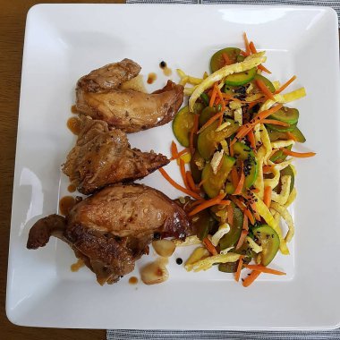 Sebzeli tavuk göğsü ve salata.