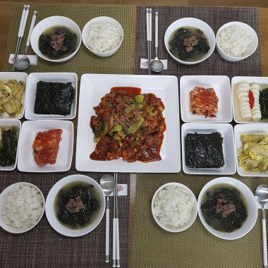 Kore yemeği, pirinç ve diğer yemekler.