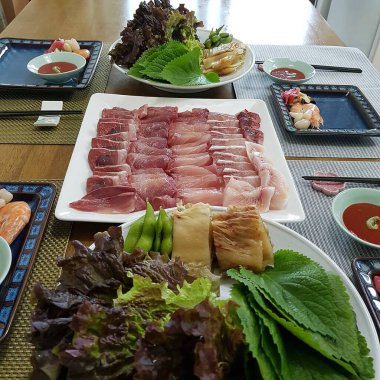 Lezzetli Asya yemeklerinin yakın görüntüsü