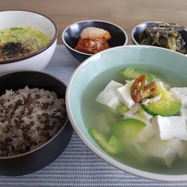 Kore yemeği ve pirinç eriştesi.