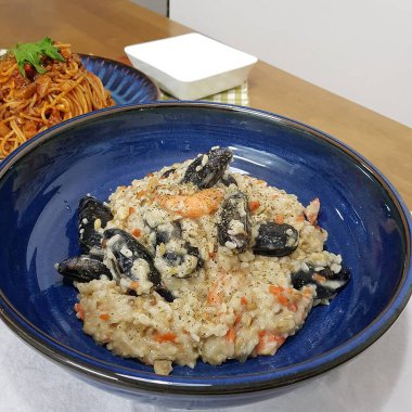 Kızarmış pirinç, karides ve midye.