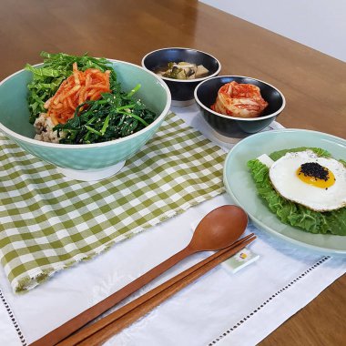 Kore salatası seti, yan manzara.