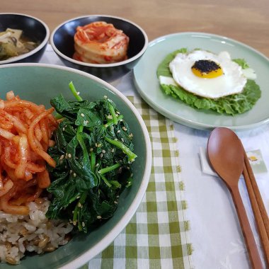 Kore yemeği, pirinç, erişte, sebze ve kimchi.