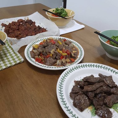 Lezzetli Asya yemeklerinin yakın görüntüsü