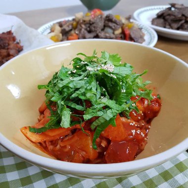 Lezzetli Asya yemeklerinin yakın görüntüsü