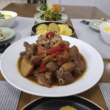 Lezzetli Asya yemeklerinin yakın görüntüsü