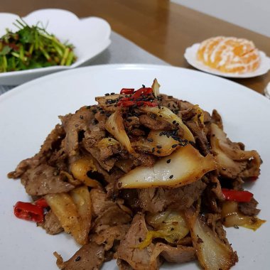 Lezzetli Asya yemeklerinin yakın görüntüsü